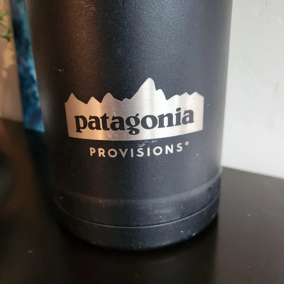 B2GO Patagonia 64 oz MIIR Growler in Black - Picture 5 of 11